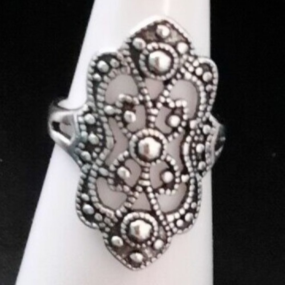 NWOT Sz 5.5 or 6 Scalloped Oval Silver Plated Ring